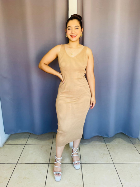 Vestido liso con tirante ancho relieve de lineas beige