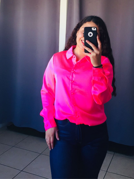 Camisa lisa con boton redondo rosa neon