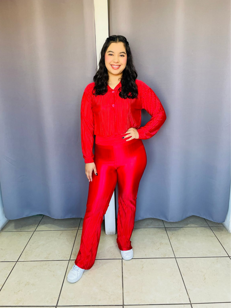 Conjunto de satin de blusa con botones y pantalon rojo