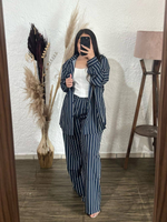 Conjunto de camisa de lineas blancas y pantalon con elastico azul marino