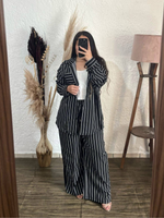 Conjunto de camisa de lineas blancas y pantalon con elastico negro