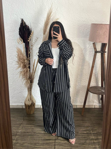 Conjunto de camisa de lineas blancas y pantalon con elastico negro