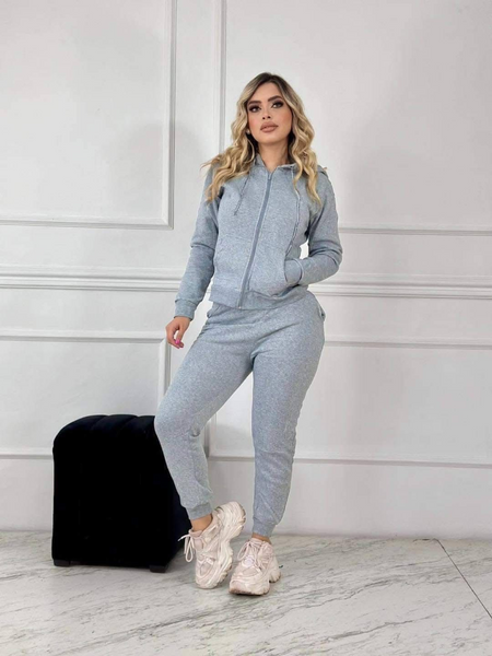 Conjunto deportivo con sudadera con zipper y pantalon tipo jogger gris