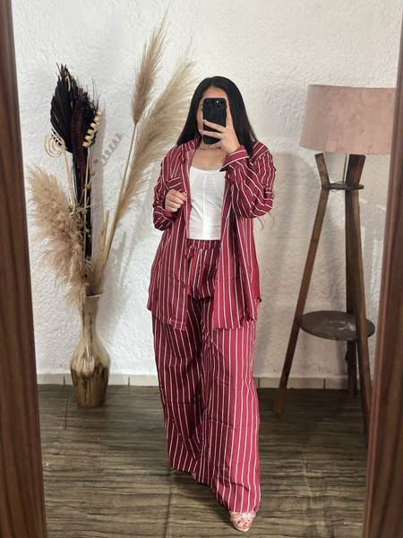 Conjunto de camisa de lineas blancas y pantalon con elastico vino