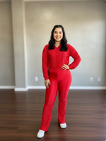 Conjunto de satin de blusa con botones y pantalon rojo