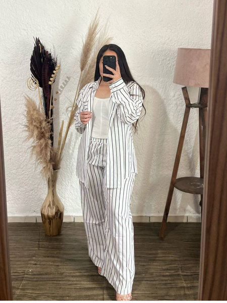Conjunto de camisa de lineas blancas y pantalon con elastico blanco