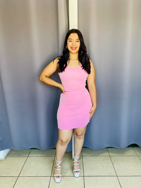 Conjunto tejido de falda y blusa con estampado de lineas a los costados rosa