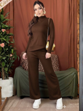 Conjunto liso con blusa asimetrica cuello alto y pantalon de campana café