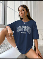 Playera oversize azul petróleo con estampado California en parte frontal