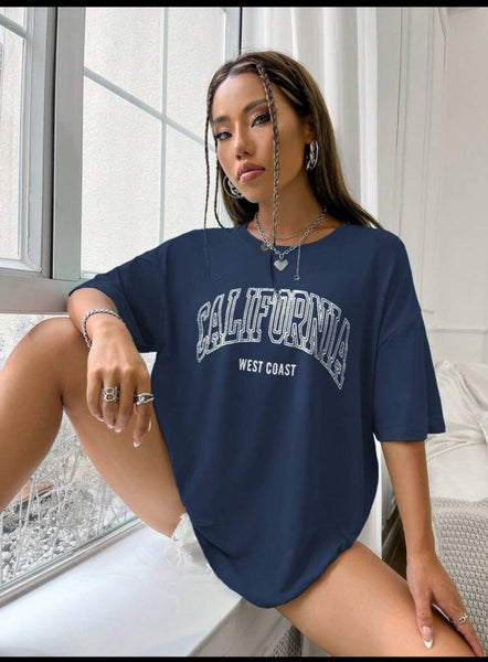 Playera oversize azul petróleo con estampado California en parte frontal