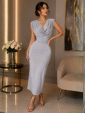 Vestido de satin con caida en u color gris