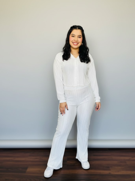 Conjunto de satin de blusa con botones y pantalon blanco