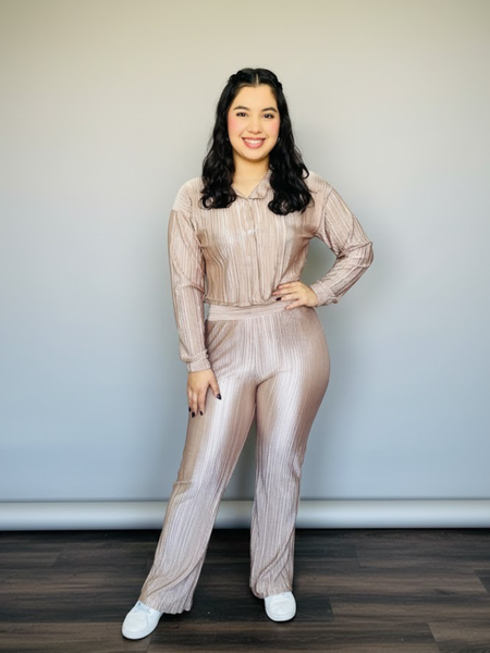 Conjunto de satin de blusa con botones y pantalon beige