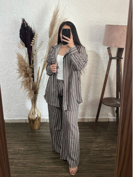 Conjunto de camisa de lineas blancas y pantalon con elastico gris
