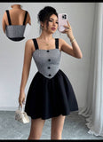 Vestido de tirantes negro corto con estampado de cuadros en parte superior y botones enfrente