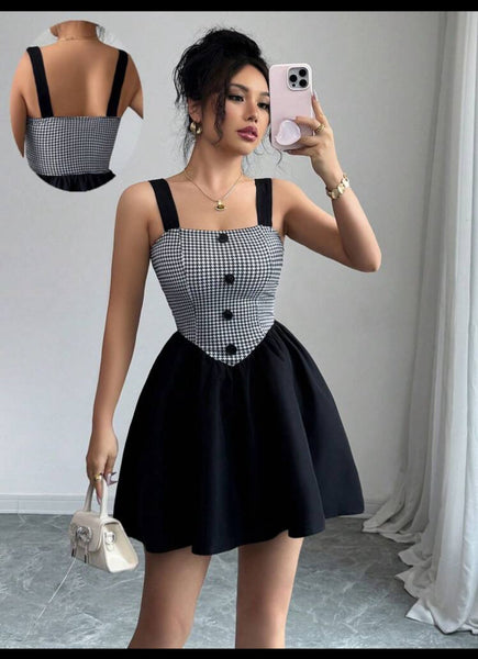 Vestido de tirantes negro corto con estampado de cuadros en parte superior y botones enfrente