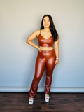 Conjunto de top de tirantes y pantalon acampanado de vinipiel