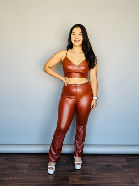 Conjunto de top de tirantes y pantalon acampanado de vinipiel