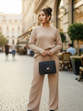 Conjunto tejido liso con cuello u y pantalon de campana beige