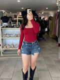 Blusa con detalla de brillos plata roja
