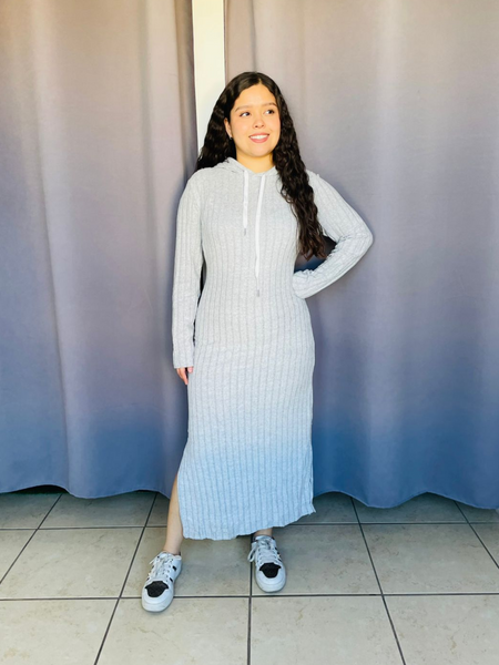 Vestido tejido de lineas y cordones en gorro gris