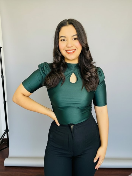 Blusa satinada con ojal frontal verde