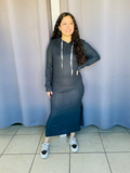 Vestido tejido de lineas y cordones en gorro gris obscuro