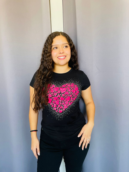 Playera con corazon rosa de brillos Negra