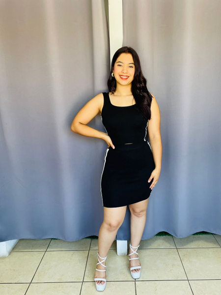 Conjunto tejido de falda y blusa con estampado de lineas a los costados negro