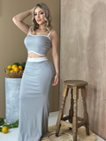 Conjunto de blusa de tirantes con lineas blancas y falda larga gris