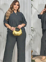 Conjunto con cuello v con 3 botones de rayas negro