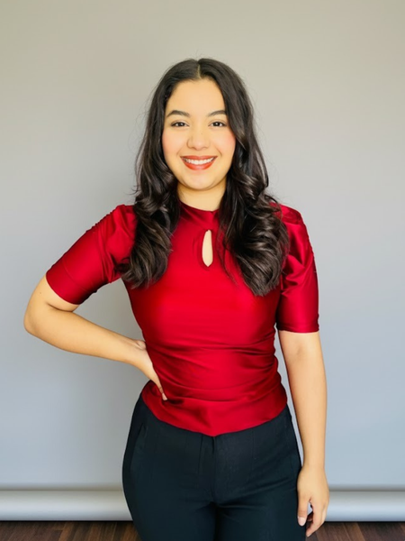 Blusa satinada con ojal frontal vino