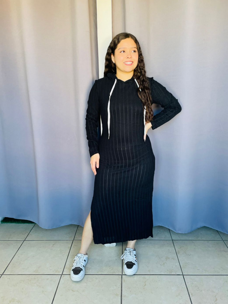 Vestido tejido de lineas y cordones en gorro negro