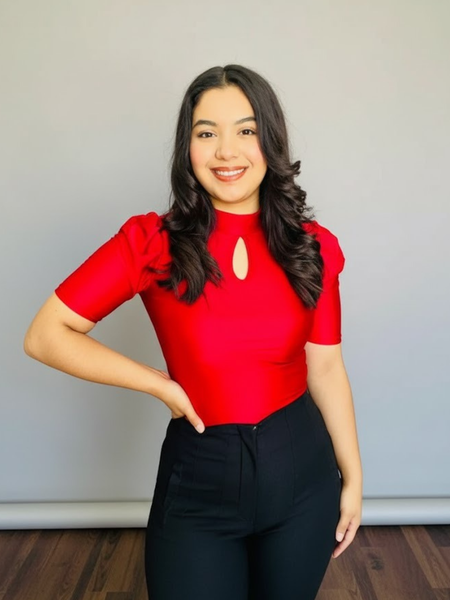 Blusa satinada con ojal frontal rojo