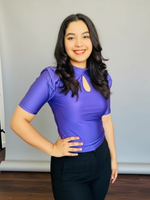 Blusa satinada con ojal frontal morado