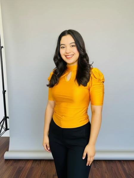 Blusa satinada con ojal frontal mostaza