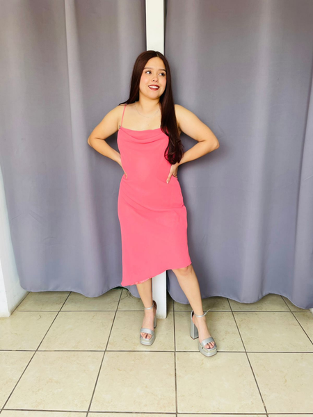 Vestido tirante delgado y escote caido con flor en tirante color Coral
