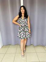 Vestido con escote V de tirantes con estampado floral negro