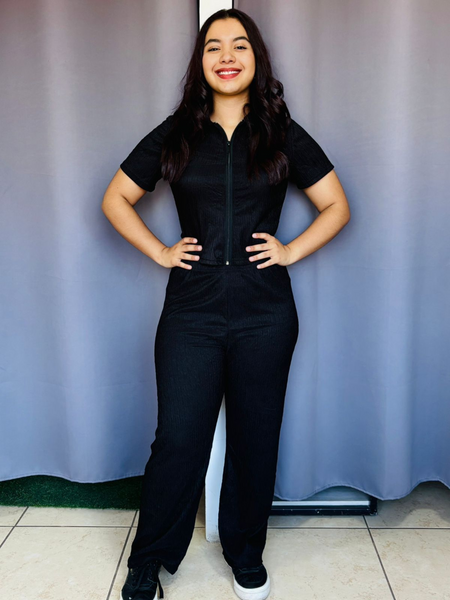 Conjunto de blusa con zipper y pantalon negro