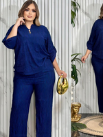 Conjunto con cuello v con 3 botones de rayas azul marino