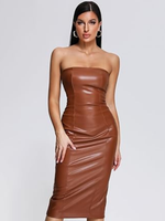 Vestido straple de vinipiel con abertura frontal café