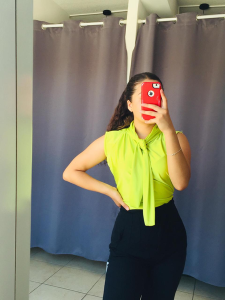 Blusa de bocamanga con cordon verde