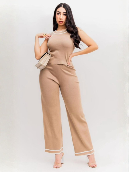 Conjunto de blusa y pantalon tejido con lineas blancas beige