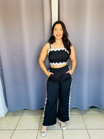 Conjunto de top estampado con lineas z y pantalon negro