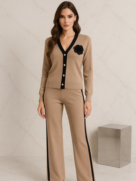 Conjunto tejido con botones con detalle de flor y pantalon beige