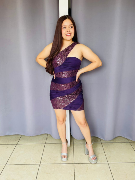 Vestido de noche con lentejuela de un tirante color morado