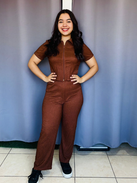 Conjunto de blusa con zipper y pantalon café