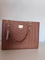 Bolsa Café  lisa con detalles dorados