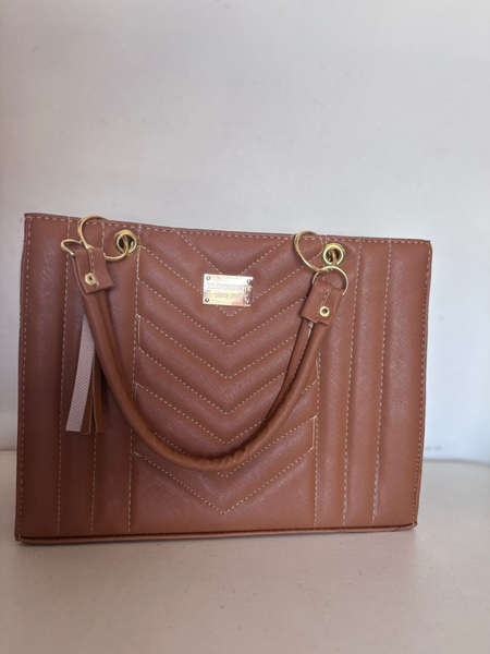 Bolsa Café  lisa con detalles dorados
