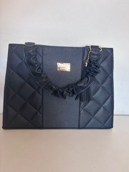 Bolsa Negra lisa con detalles dorados